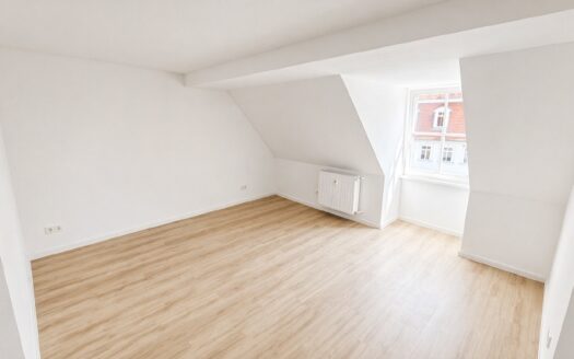 Neu sanierte Dachgeschosswohnung am Anger – Wohnen in bester Lage