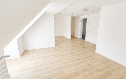 Neu sanierte Dachgeschosswohnung am Anger – Wohnen in bester Lage