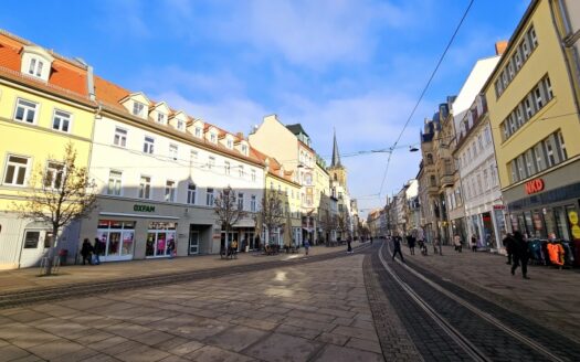 Neu sanierte Dachgeschosswohnung am Anger – Wohnen in bester Lage